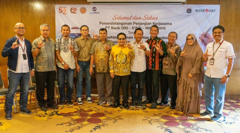 Pemimpin Group Kredit Mikro Bank DKI, Nana Hendriana dan Ketua Koperasi Wahana Kalpika (KWK), Taufik Azhar berfoto bersama dengan mitra KWK dan Pemimpin Cabang Bank DKI Jakarta (23/05/23).