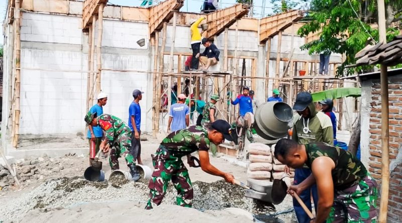 Guyub ..!! Babinsa Koramil Ngasem Bojonegoro dan Warga Bantu Pembangunan Yayasan